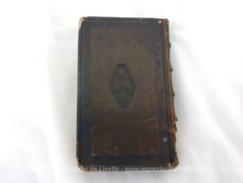 Mini livre sur la Religion datant de 1827 avec une belle reliure tout en cuir et la tranche des feuilles couleur or porte le titre de "La religion suivie de La Grâce, poèmes par Louis Racine".