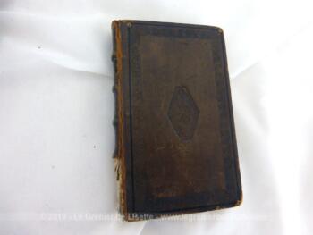 Mini livre sur la Religion datant de 1827 avec une belle reliure tout en cuir et la tranche des feuilles couleur or porte le titre de "La religion suivie de La Grâce, poèmes par Louis Racine".