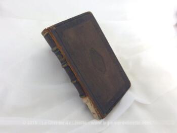 Mini livre sur la Religion datant de 1827 avec une belle reliure tout en cuir et la tranche des feuilles couleur or porte le titre de "La religion suivie de La Grâce, poèmes par Louis Racine".
