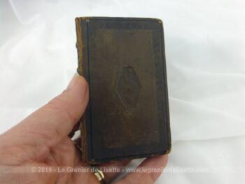 Mini livre sur la Religion datant de 1827 avec une belle reliure tout en cuir et la tranche des feuilles couleur or porte le titre de "La religion suivie de La Grâce, poèmes par Louis Racine".