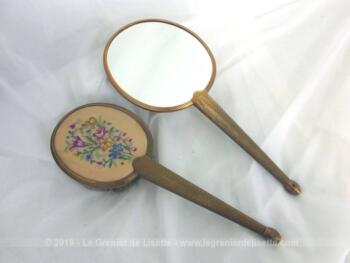 Miroir face à main et brosse assortie décor brodé, sortis tout droit des années 60. et décorés au dos de fines broderies au point de croix.