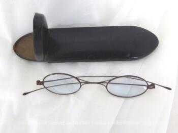 En métal, voici d'anciennes lunettes branches fines et son étui étroit cartonné.