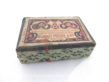 Ancienne petite boite à plumes et ses plumes. La petite boite en carton est au nom de Ets Blanzy-Poure et Cie, et contient 16 plumes mélangées.
