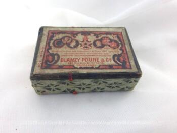 Ancienne petite boite à plumes et ses plumes. La petite boite en carton est au nom de Ets Blanzy-Poure et Cie, et contient 16 plumes mélangées.