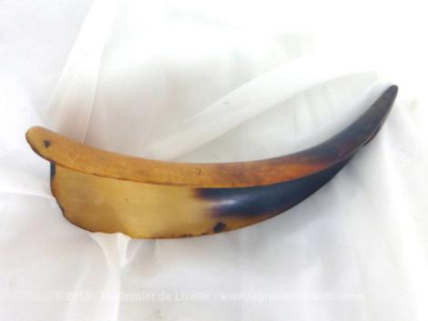 Ancien chausse-pieds en corne véritable avec sa forme originelle et ses deux couleurs.