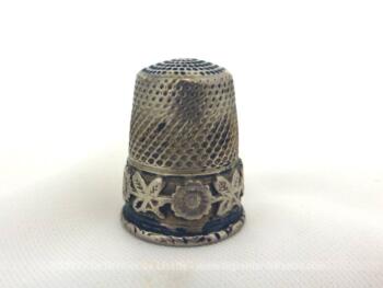 Ancien dé à coudre argent aux fleurs, superbe dé de collection en argent bordé d'une belle guirlande en vagues formées de sculptures de fleurs.