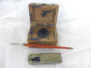Ancien petit nécessaire pour écrire à la plume comprenant un encrier en forme de coffre, un porte-plume et une boite métallique avec des plumes anciennes.