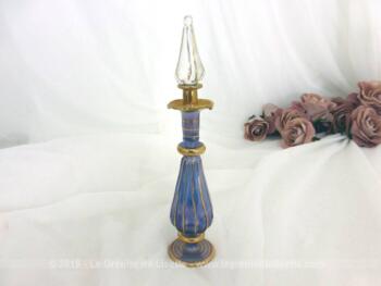Petite fiole en verre soufflé bleu et doré en verre très fin et léger, avec son bouchon décoré. Idéale pour mettre votre parfum.