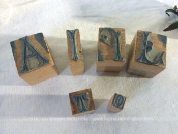 Lot de 6 anciens tampons de monogrammes en bois , 4 grands avec les lettres J, J, I et A et un petit avec un T et un tout petit avec un O.
