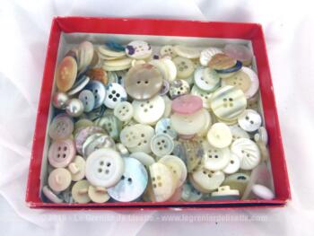 Belle petite boite en carton se trouve remplie de plus de 180 g boutons bancs de toutes tailles et formes ainsi que de boutons tout en nacre.