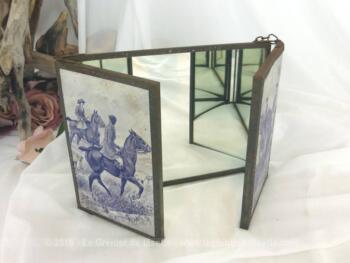 Ancien petit miroir triptyque de barbier décor bleu avec sa chaîne et ses dessins de chasse à courre sur fond bleu.