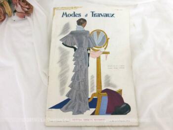 Voici la revue Modes et Travaux du 1er juin 1934 avec des superbes modèles de tailleurs et robe sans oublier le patron fourni pour des explications de travaux de broderies et couture. Des dessins sublimes !