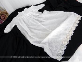 Authentique et ancienne robe longue de baptême tout en belle batiste et réalisée à la main avec de petits plis religieuse, jours et belles dentelle aux fuseaux