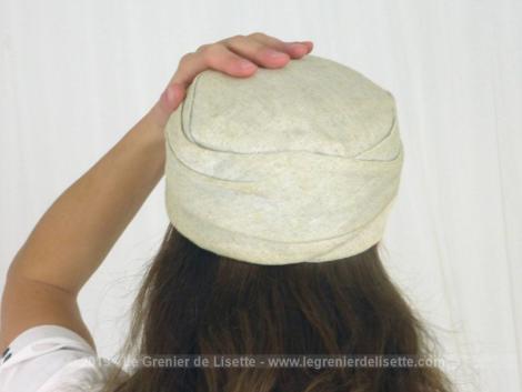 Ancien chapeau tissus avec petit noeud sur le devant avec une forme tambourin date des années 50/60. Il est en tissus chamarré beige clair et beige foncé.