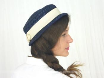 Ancien chapeau en sisal marine et son ruban écru. Pour un petit tour de tête 56/58cm. Vraiment vintage et estival !