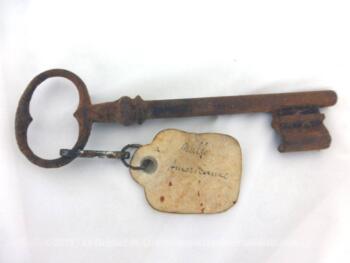 Voici une ancienne clé et son étiquette portant l'inscription à la plume "Malle Américaine" pour un objet de décoration totalement unique et très tendance.