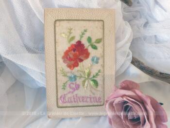 Voici une ancienne carte postale Ste Catherine brodée datant du début du siècle dernier dont la partie carte postale se compose d'un voile brodé d'une belle fleur rouge ainsi que les mots " Ste Catherine".