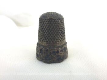 VENDU - Dé à coudre argent guirlande de volutes
