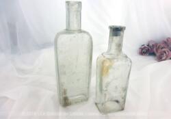 Duo d'anciennes petites bouteilles en verre, une de l'ancien parfum "Gelle Freres" et l'autre d'un vieux médicament "Sirop Rami" .