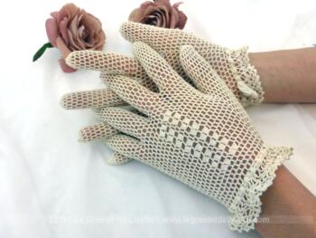 Anciens gants au crochet avec liens finissant par des noeuds en forme de fleurs. Pour petites mains, taille 6-6 1/2.
