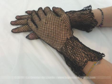 Ancienne paire de gants mi-longs résille noire datant des années 70 avec élargissement au poignet.