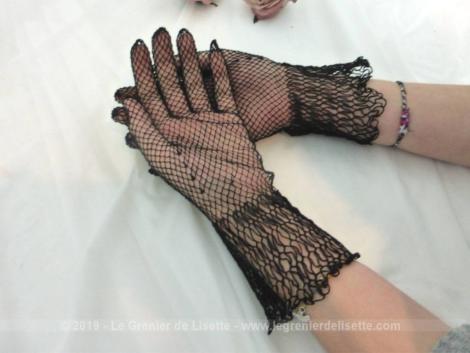 Ancienne paire de gants mi-longs résille noire datant des années 70 avec élargissement au poignet.