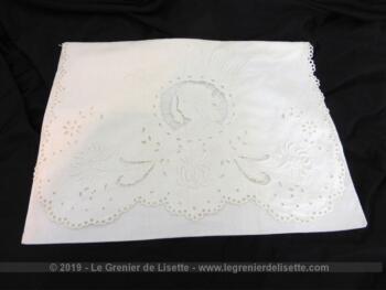 Ancienne housse pyjama en broderie Richelieu entièrement fait main, avec au centre une tete de femme et les mots Bonne Nuit brodés au dessus.