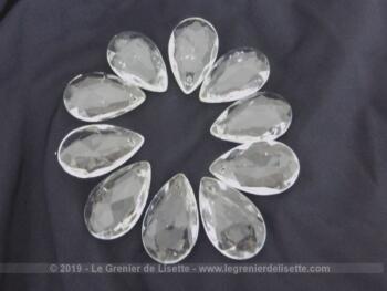 Lot de 10 pampilles verre forme goutte avec facettes de 3.7 x 2.3 x 0.8 cm avec un petit trou sur le haut pour fixation. Pour lustres ou créations.