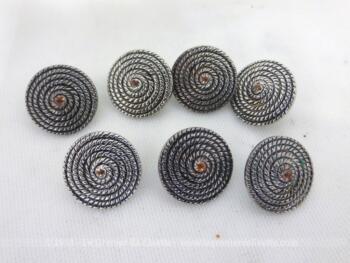 Six petits boutons métal forme spirale couleur métallique avec le centre bombé finissant par une autre couleur A vos aiguilles Mesdames !