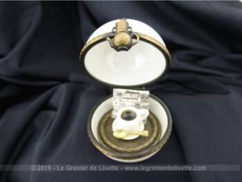 Petite boite ronde en porcelaine avec miniatures représentant un plateau de petit déjeuner avec un journal, une tasse à café avec sa sous tasse et une petite cuillère et signée Porcelaine de Limoges.