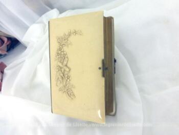 Ancien missel Paroissien Romain de 1897 couverture bakélite avec tranches dorées et contient tous les offices du dimanche augmenté de la messe de Communion.