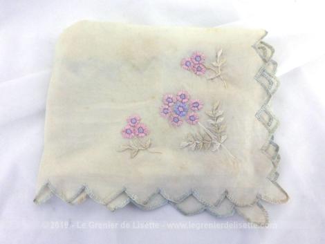Mouchoir écru en soie avec broderies de belles fleurs et sa bordure festonnée. Fait main.