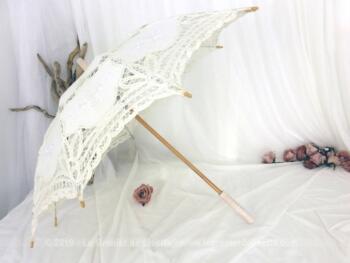 Belle ombrelle en dentelle en lacet écrue avec son manche en bois patinée ivoire shabby pour un élégant effet rétro.