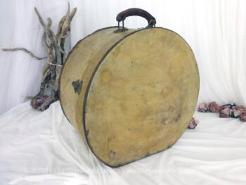 Ancienne boite à chapeaux en bois pour transport. Sa grande taille lui permet de devenir un bel objet de décoration.