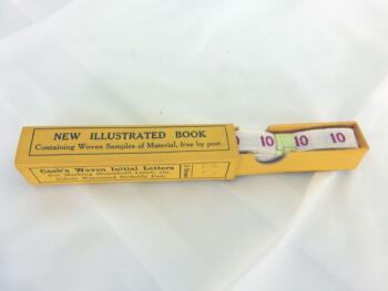 Ancien ruban avec le chiffre 10 brodé et sa boite en carton portant les inscriptions "New Illustrated Book" et "Cash Woven initial Letters".