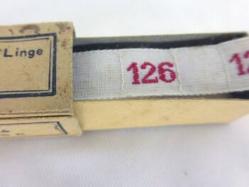 Ancien ruban avec le chiffre 126 brodé et sa boite en carton portant les inscriptions "M.D. Marque de qualité - Fabrication Française - Initiales & Chiffres pour Marquer les Linge ".