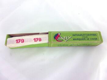 Ancien ruban avec le chiffre 179 brodé et sa boite en carton portant les inscriptions 