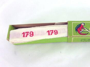 Ancien ruban avec le chiffre 179 brodé et sa boite en carton portant les inscriptions 