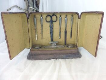 Ancien coffret armoire à manucure composé de 5 ustensiles, 2 flacons, un polissoir en métal argenté et une paire de ciseaux .
