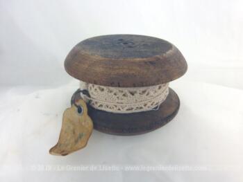 Ancienne bobine de rouet et sa dentelle le tout ficelé par un cordon en lin supportant une ancienne étiquette. Création unique.