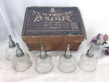Voici une boite de 6 anciennes ventouses médicales Aspir. Ce sont des ventouses surmontées d'un système permettant l'aspiration. Du pur authentique !