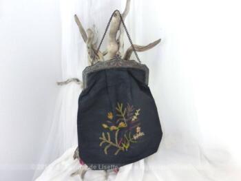 Grand sac minaudière moire noire et broderies avec son fermoir en fer décoré et sa chaine.