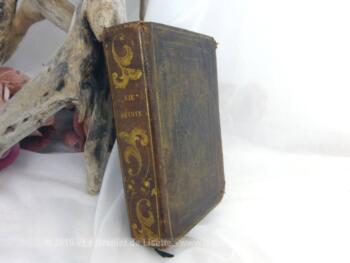 Ancien livre La Vie Devote de St François de Sales daté de 1844 sur 540 pages avec le nom de la propriétaire d'origine écrit à l'encre sépia sur la page de garde.