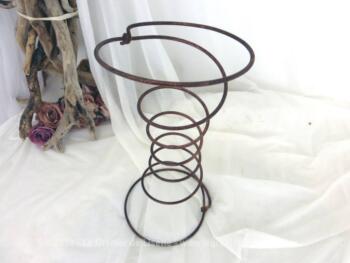 Ancien grand ressort à matelas avec sa patine d'origine, prêt pour faire un objet de décoration, de support à chapeau , bougeoir ou autres idées de créations.