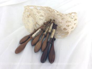 Sept anciens fuseaux en bois et dentelle, prévus pour la création d'une superbe décoration vraiment tendance .
