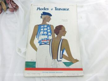 Voici la revue Modes et Travaux du 15 juin 1934 avec des superbes modèles de robes légères et sorties de bains sans oublier le patron fourni pour des explications de travaux de broderies et couture. Des dessins sublimes !