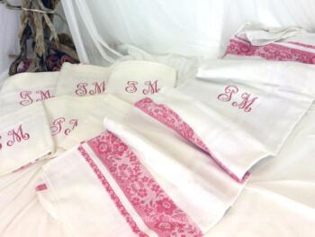 Ancienne nappe damassée monogrammes PM de 220 x 150 cm et 6 serviettes assorties 62 x 60 cm, avec des dessins de trame rouge et les monogrammes P et M.