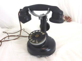 Très ancien téléphone à colonne, bien restauré, pour une décoration totalement rétro et vintage !