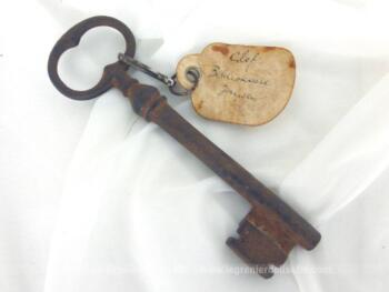 Voici une ancienne clé et son étiquette. Une vieille clé, une étiquette portant l'inscription à la plume 