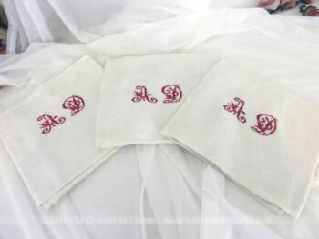 Lot de 3 anciennes serviettes en coton damassé avec les monogrammes AD brodés au point de croix au fil rouge.